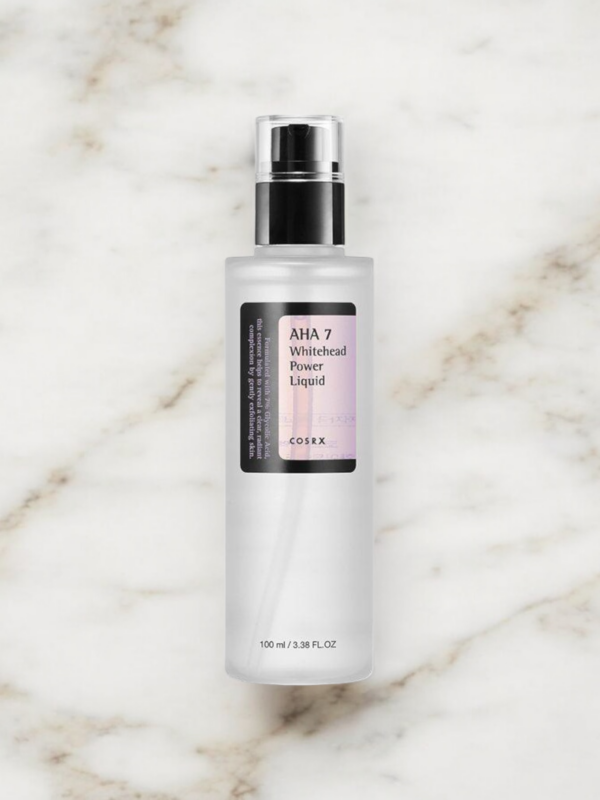 COSRX AHA 7 Whitehead Power Liquid en flat lay - exfoliant doux à l'acide glycolique pour une peau plus lisse et claire.