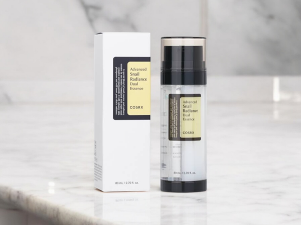 Flacon de COSRX Advanced Snail Radiance Dual Essence avec son emballage original.