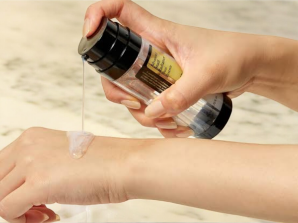Texture de COSRX Advanced Snail Radiance Dual Essence appliquée sur une main.