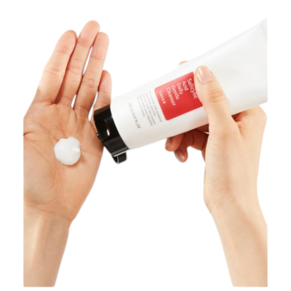 COSRX Salicylic Acid Daily Gentle Cleanser appliqué sur la main, prêt à être utilisé