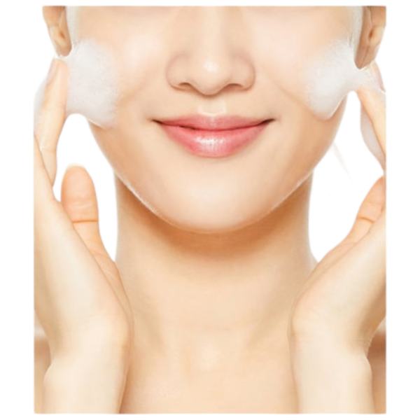 Visage de femme appliquant le COSRX Salicylic Acid Daily Gentle Cleanser en mousse.