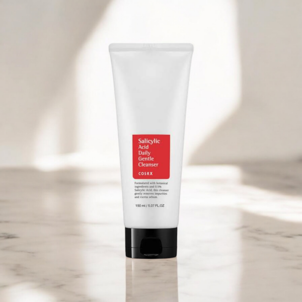COSRX Salicylic Acid Daily Gentle Cleanser - tube de 150 ml sur une surface marbrée.