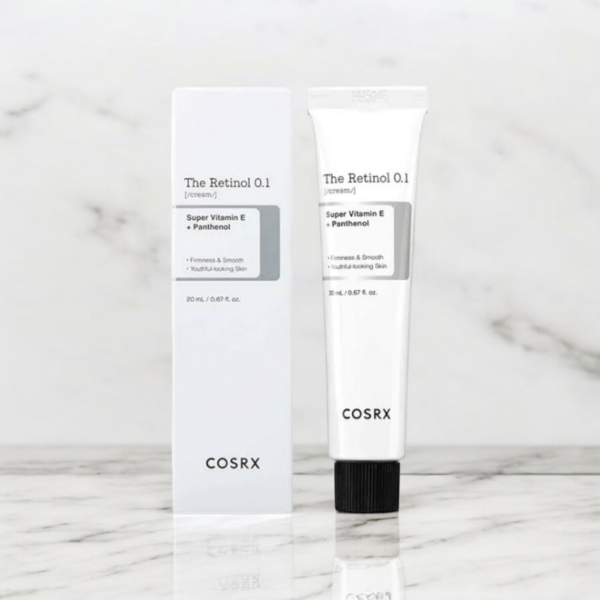Tube de COSRX The Retinol 0.1 Cream posé à côté de sa boîte, révélant l'emballage complet du produit.